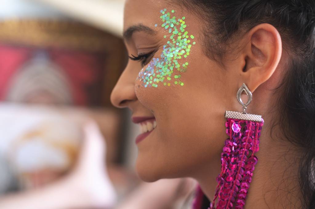 Carnaval: como remover glitter do rosto, corpo e cabelo