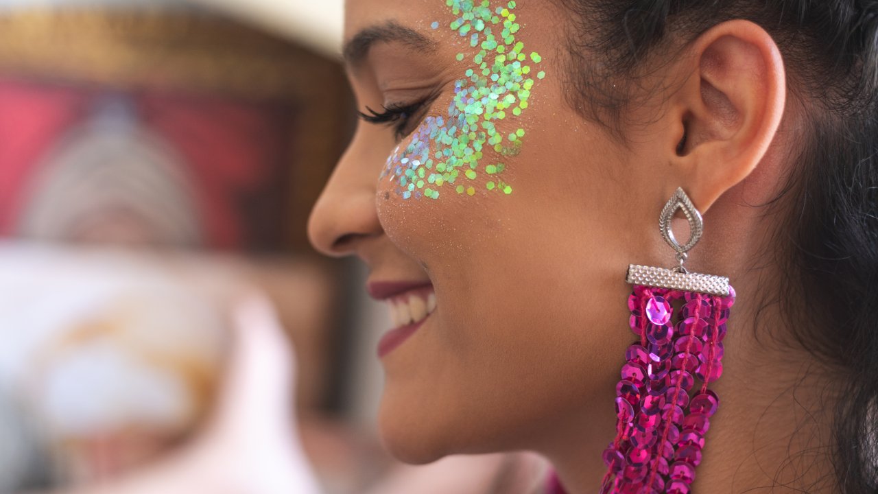 Mulher com make de Carnaval cheio de glitters