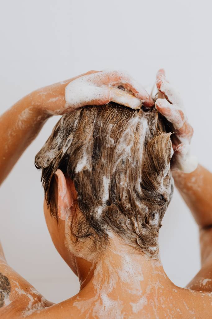 Como-remover-glitter-dos-cabelos-shampoos-sólidos-esfoliantes-Carnaval-bloquinhos-glitters Como-remover-glitter-dos-cabelos-shampoos-sólidos-esfoliantes-Carnaval-bloquinhos-glitters