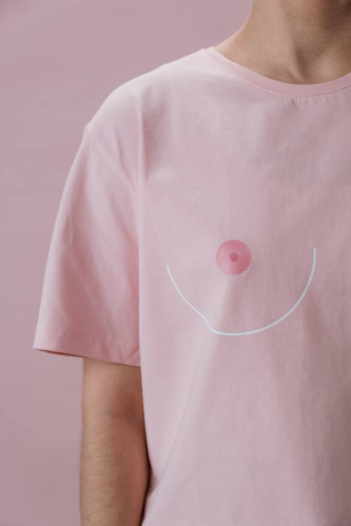 Dia-Nacional-da-Mamografia-inclusão-que-pode-salvar-exame-para-mulheres-com-menos-de-40-anos Mulher usando camiseta com estampa de uma mama