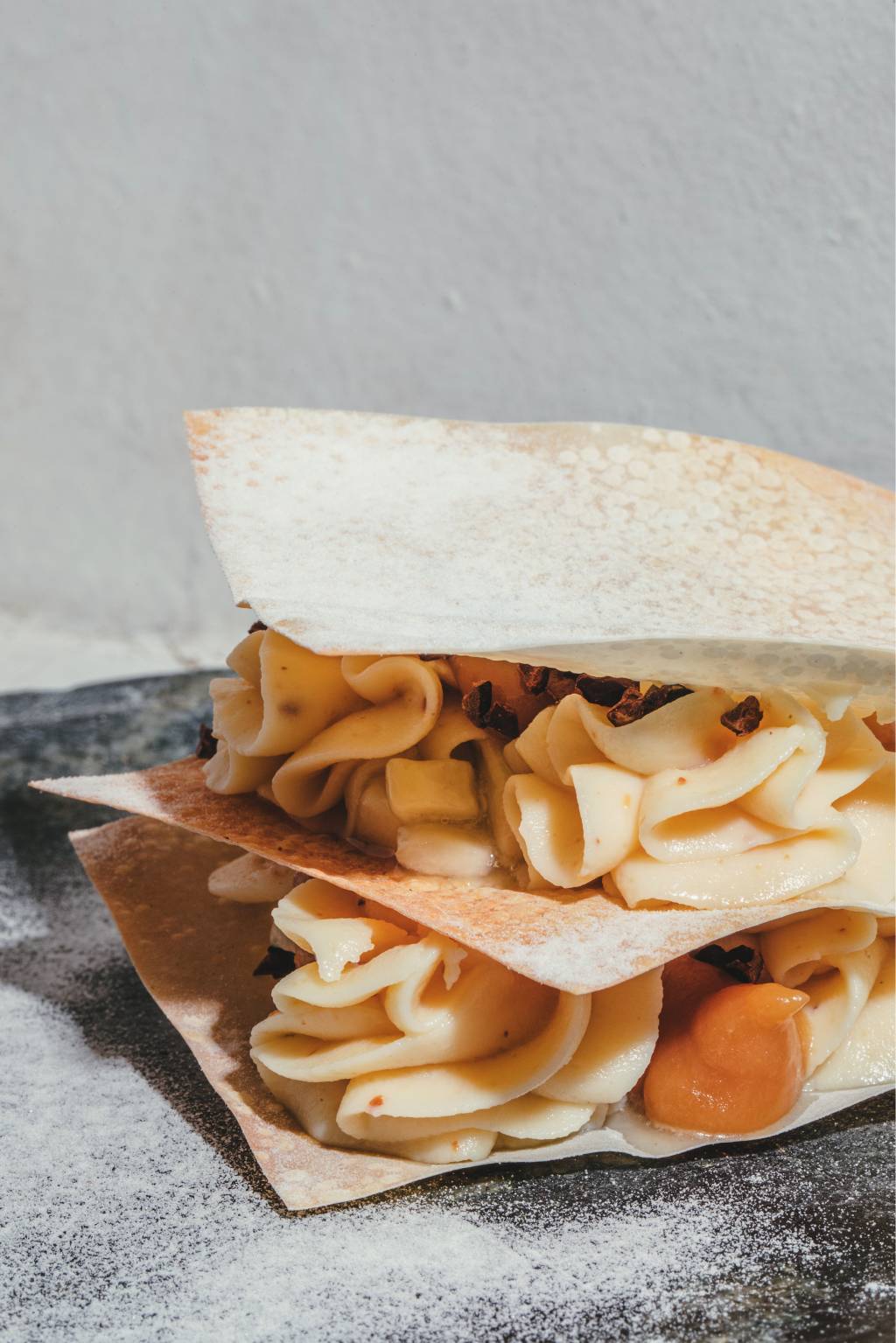 Nomo – Creme de pudim, banana, massa filo e nibs Nomo - Creme de pudim, banana, massa filo e nibs