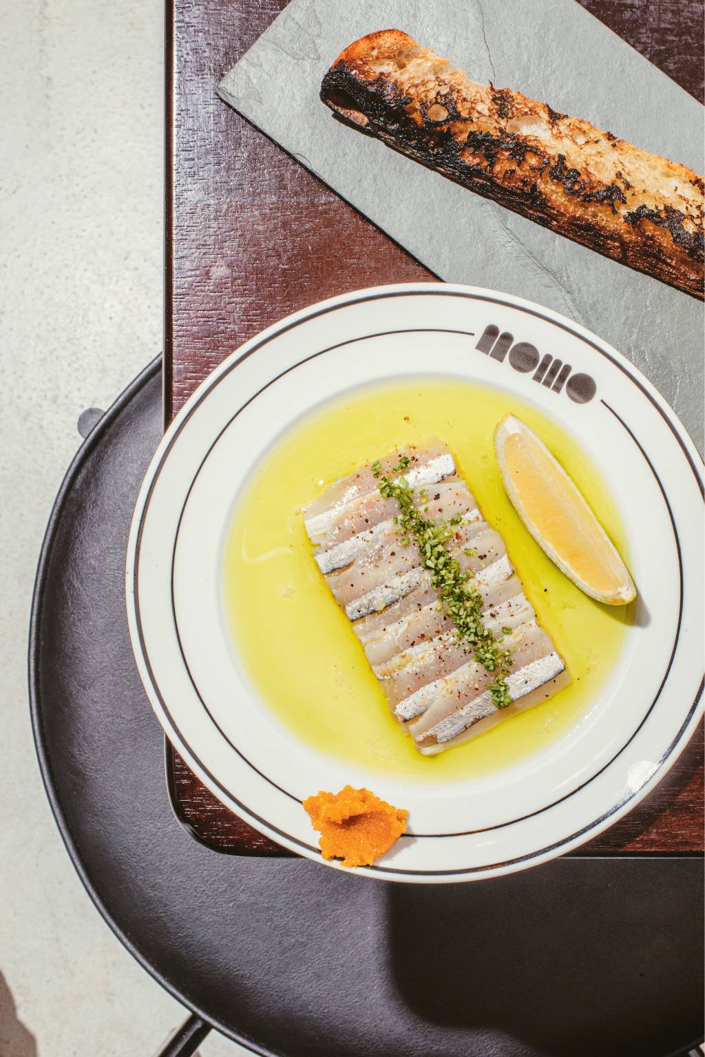 Nomo – Manjubinhas marinadas azeite de salsão e alga kombu com pão na brasa Nomo - Manjubinhas marinadas azeite de salsão e alga kombu com pão na brasa