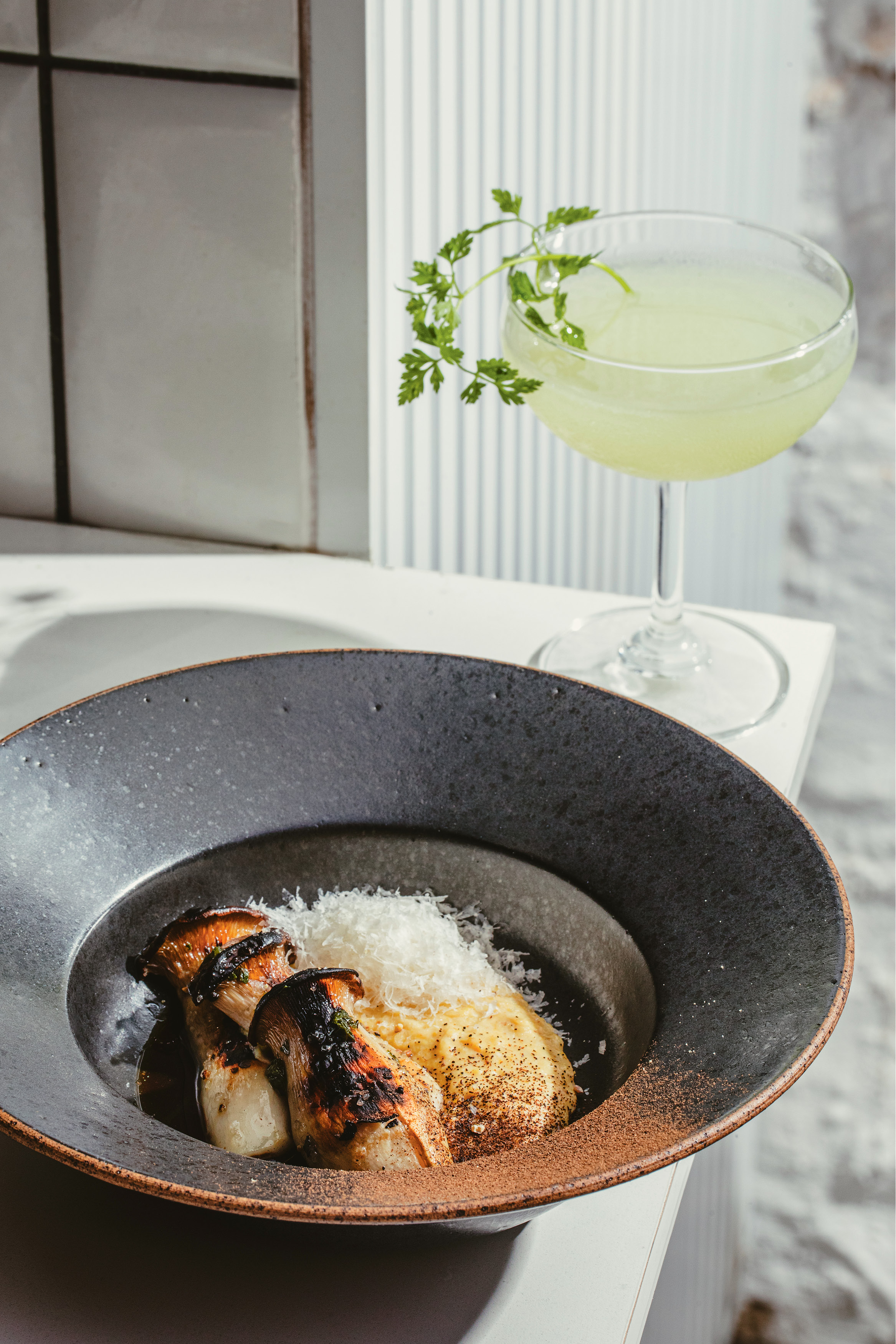 Nomo - Polenta de milho doce com cogumelos eryngui e drinque uva e sabugueiro com gim uvas verdes e licor St Germain