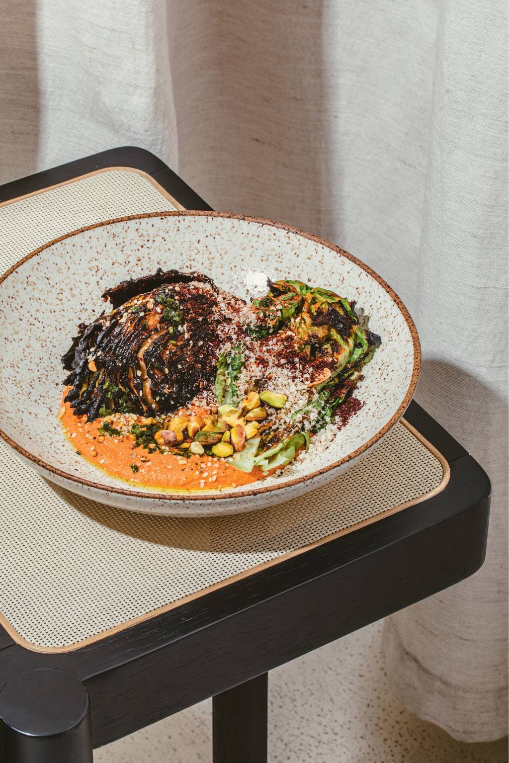 Nomo – Repolho e alface romana na brasa muhammara caramelo de romã avelãs e pistache Nomo - Repolho e alface romana na brasa muhammara caramelo de romã avelãs e pistache