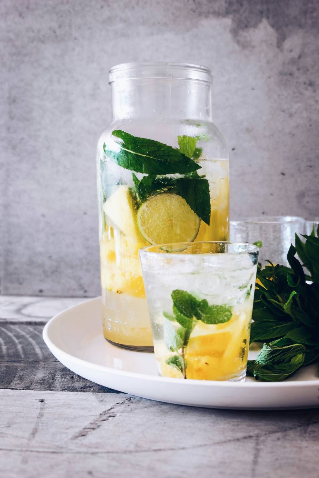 Receita de Caipirinha de Abacaxi com Cachaça Receita de caipirinha de abacaxi com cachaça