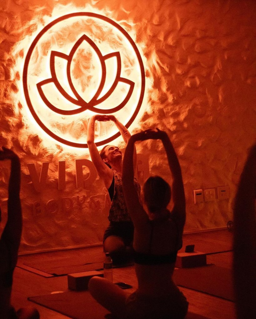 Aula de hot yoga no Vidya Studio