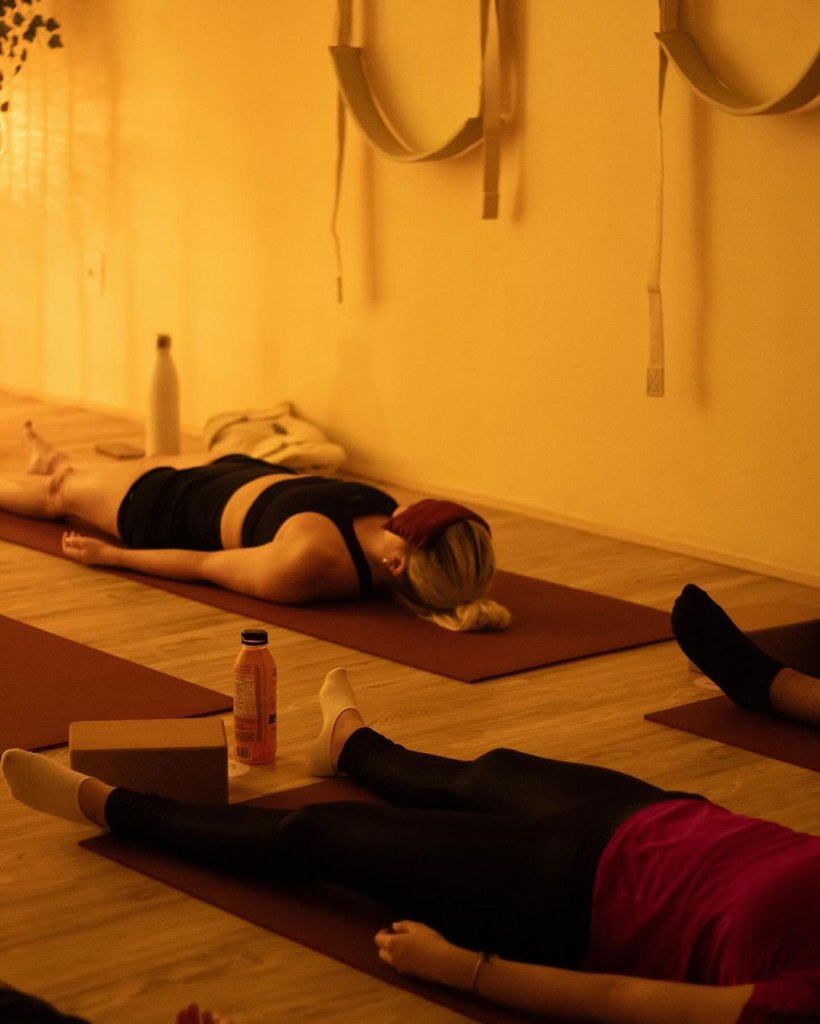 Aula de hot yoga no Vidya Studio