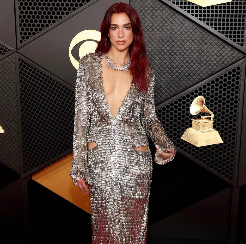 looks-famosas-grammy-2024-dua-lipa Dua Lipa também seguiu na linha dos metalizados para o Grammy