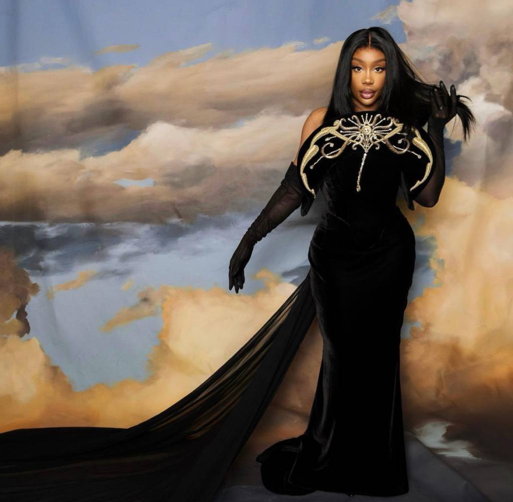 looks-famosas-grammy-2024-sza SZA ostentou um look aveludado para a premiação