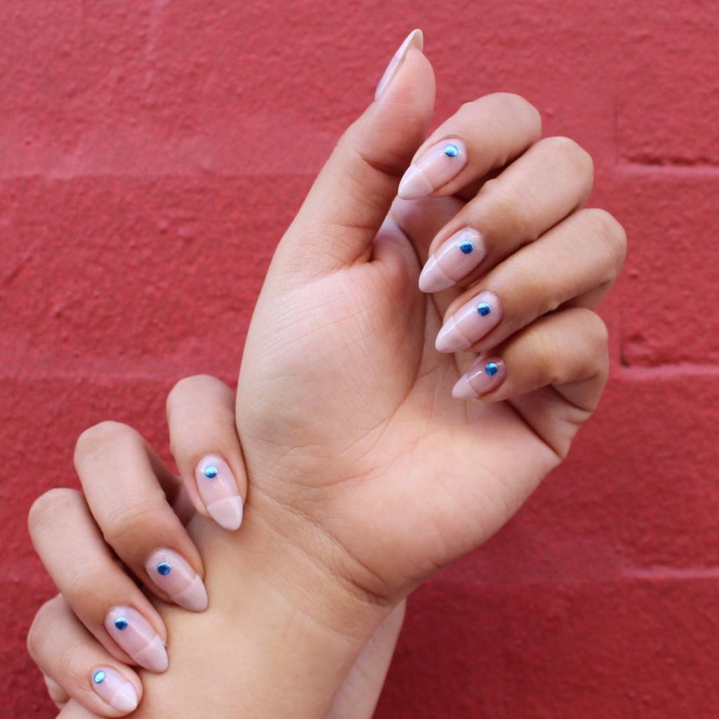 nail art minimalista ponto azul