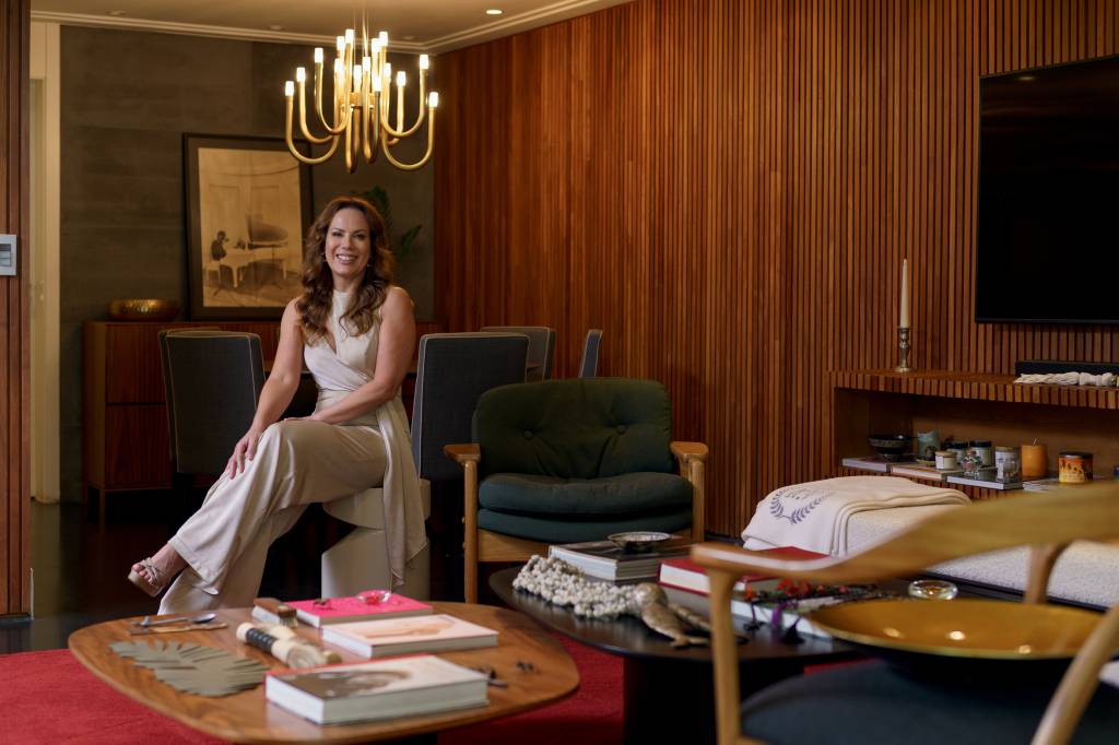 Regina Volpato abre seu lar: “Morar sozinha foi uma conquista”