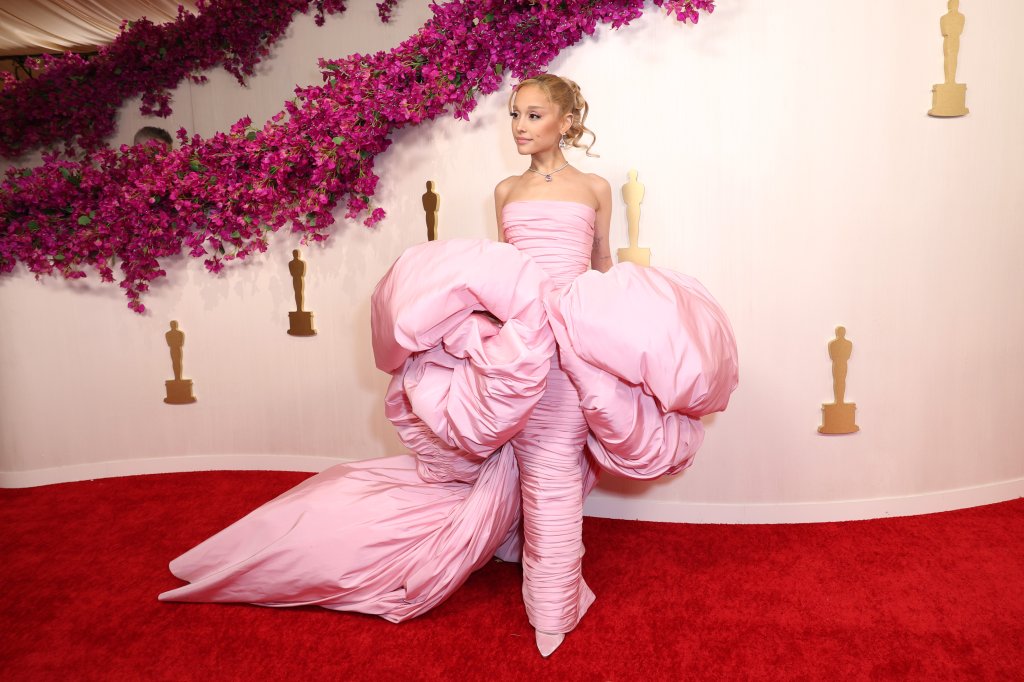 Ariana Grande no tapete vermelho do Oscar 2024