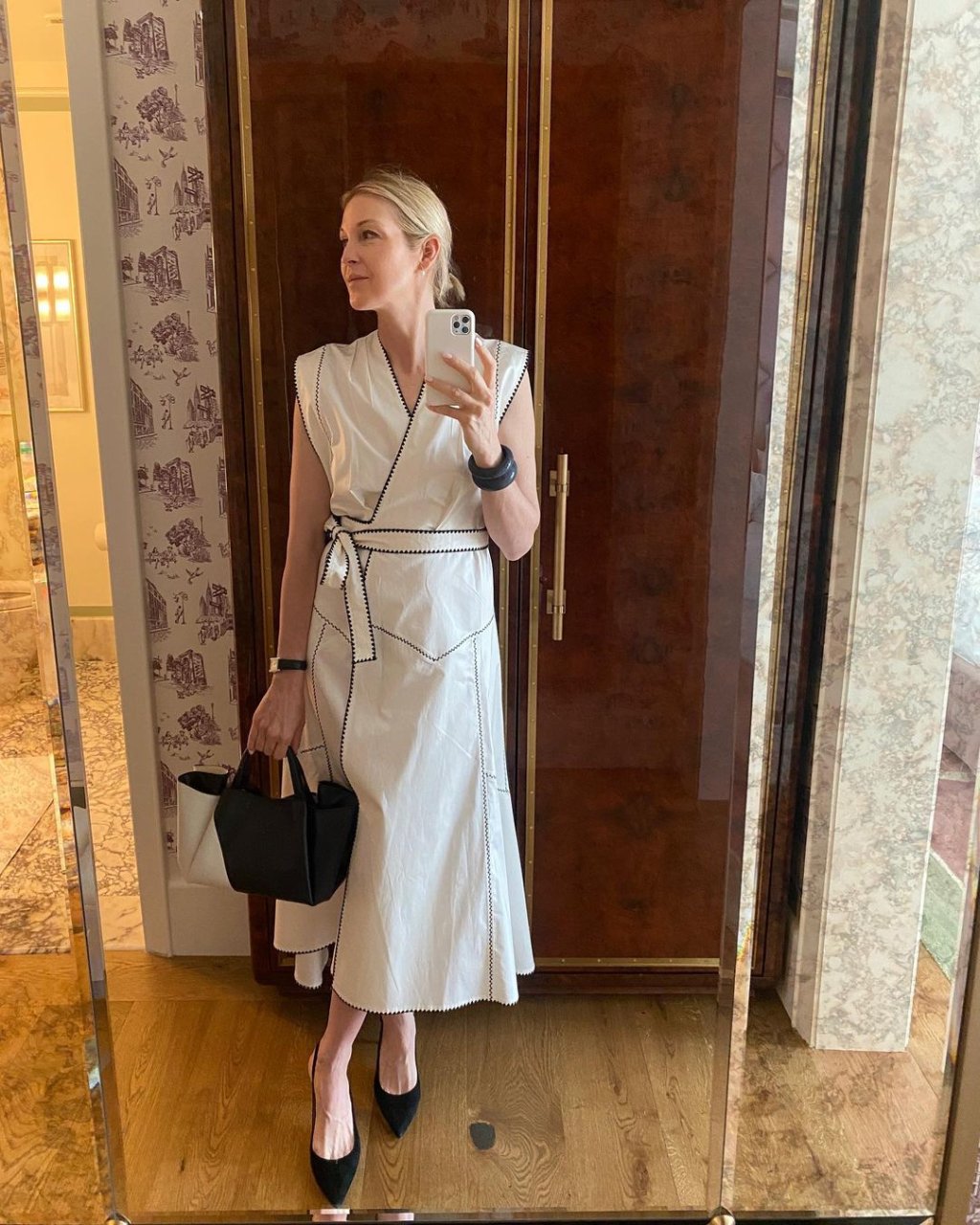 Kelly Rutherford com vestido branco e em selfie feita no espelho