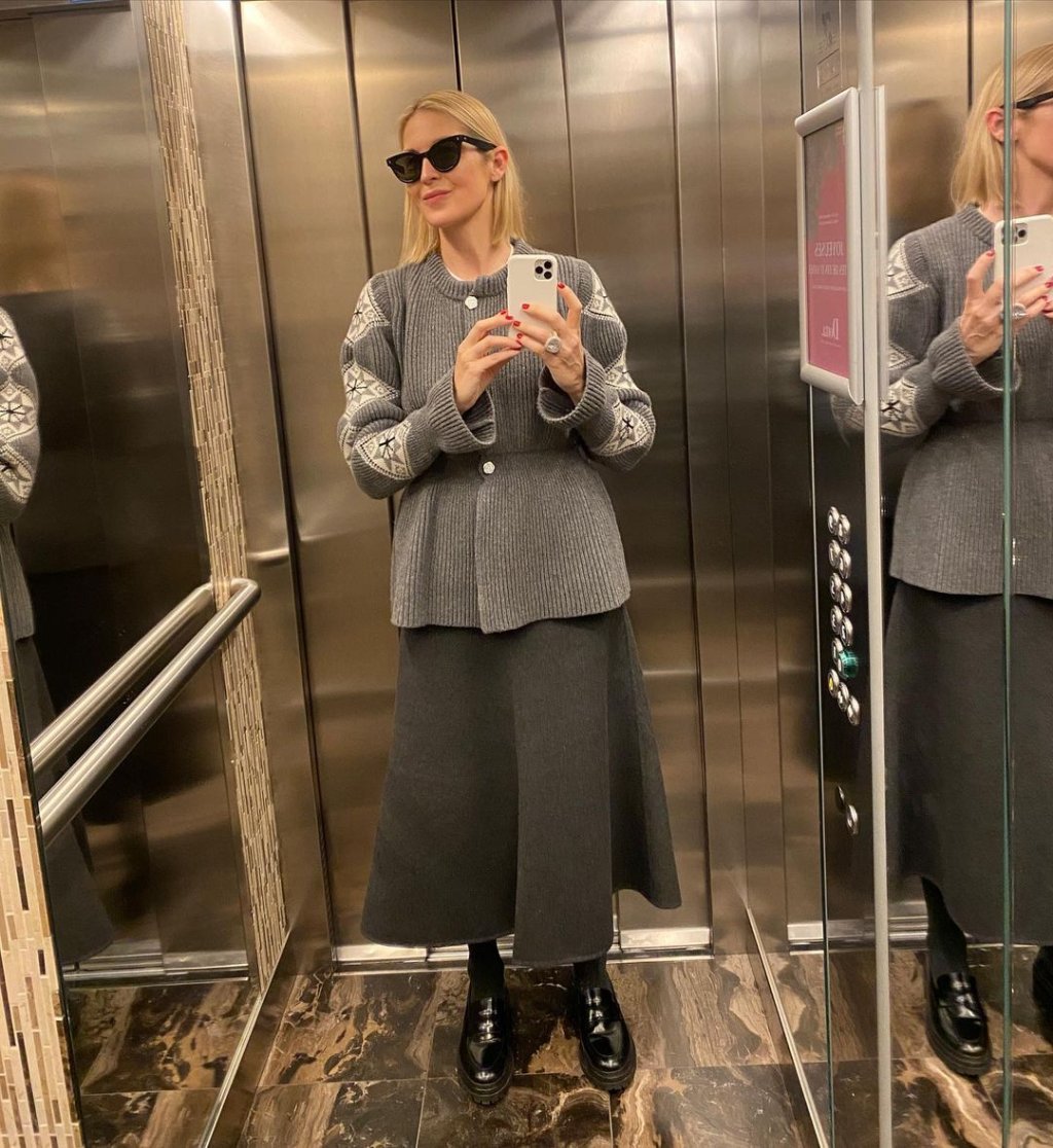 Kelly Rutherford usando look descolado com selfie feita no espelho