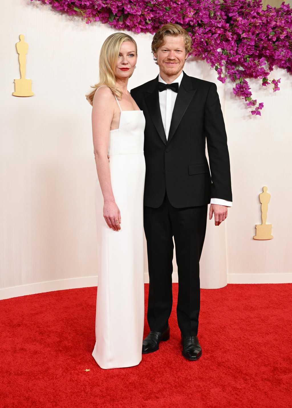 O casal Kirsten Dunst e Jesse Plemons no tapete vermelho do Oscar 2024