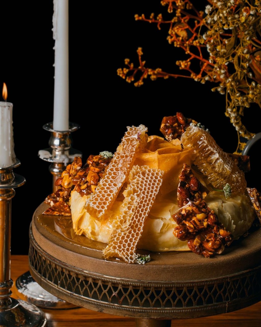 Queijo brie folhado com praliné de nuts e favo de mel, do La Cura