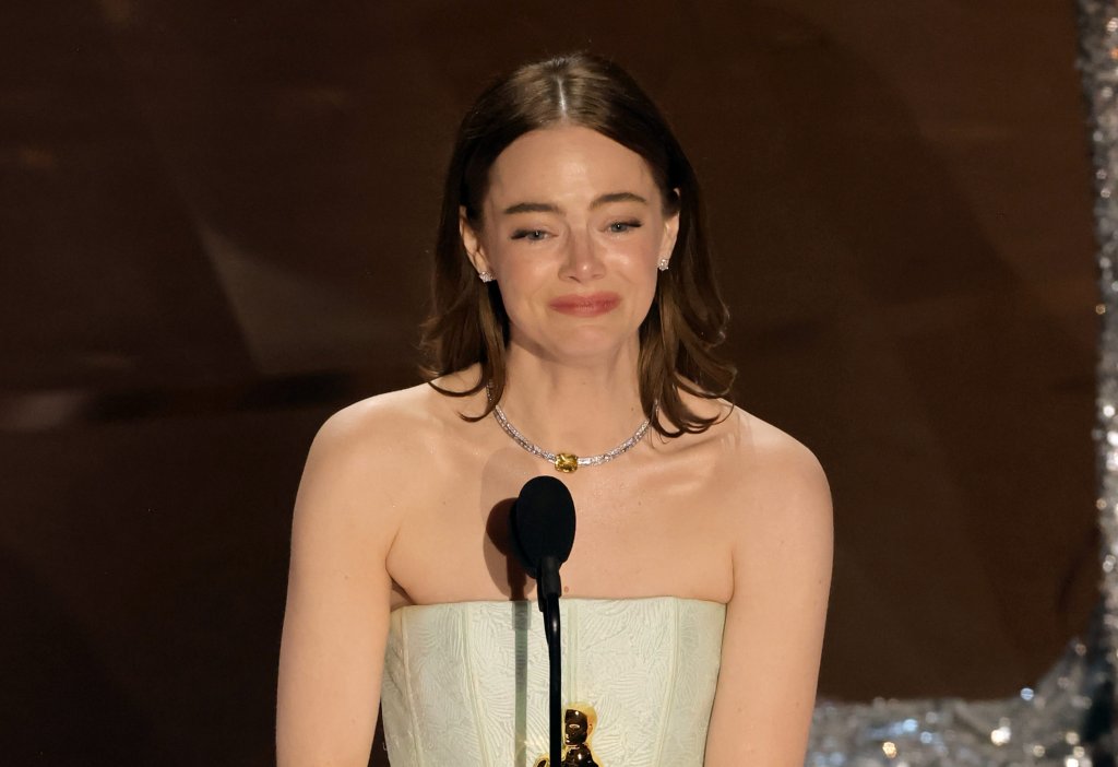 Emma Stone faz discurso emocionado ao levar prêmio de melhor atriz