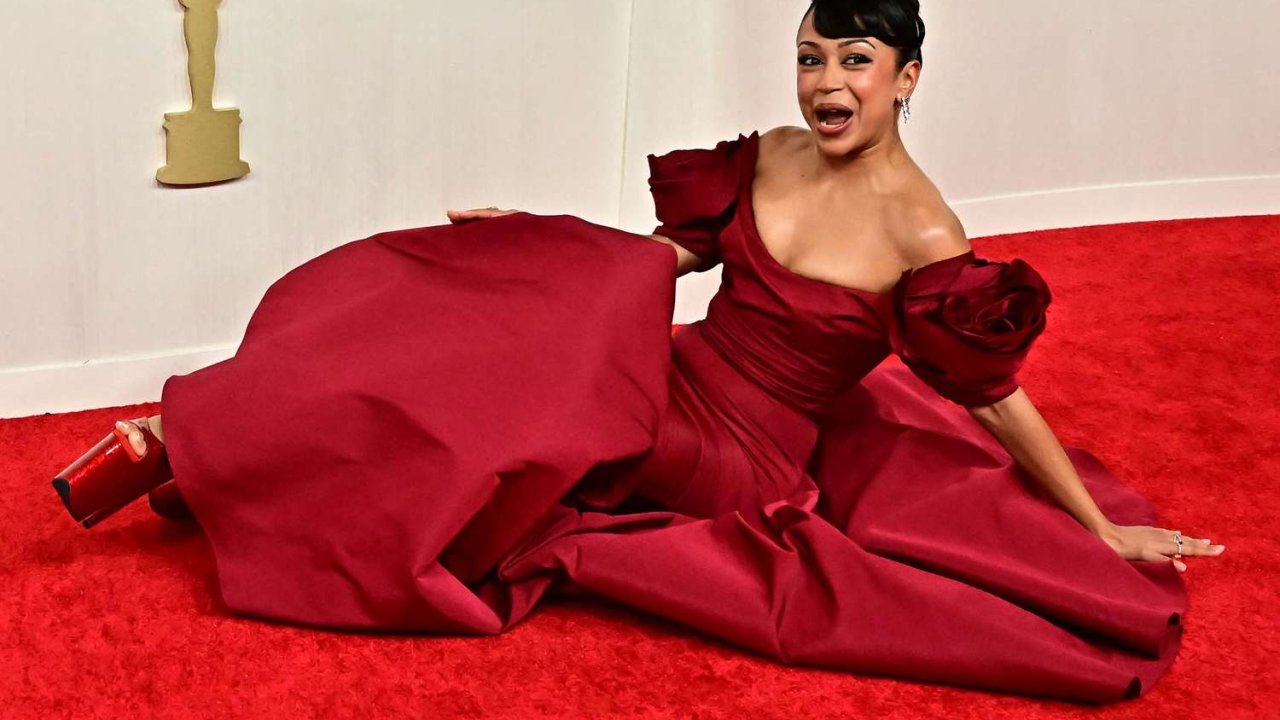 Lisa Koshy cai no tapete vermelho do Oscar 2024.
