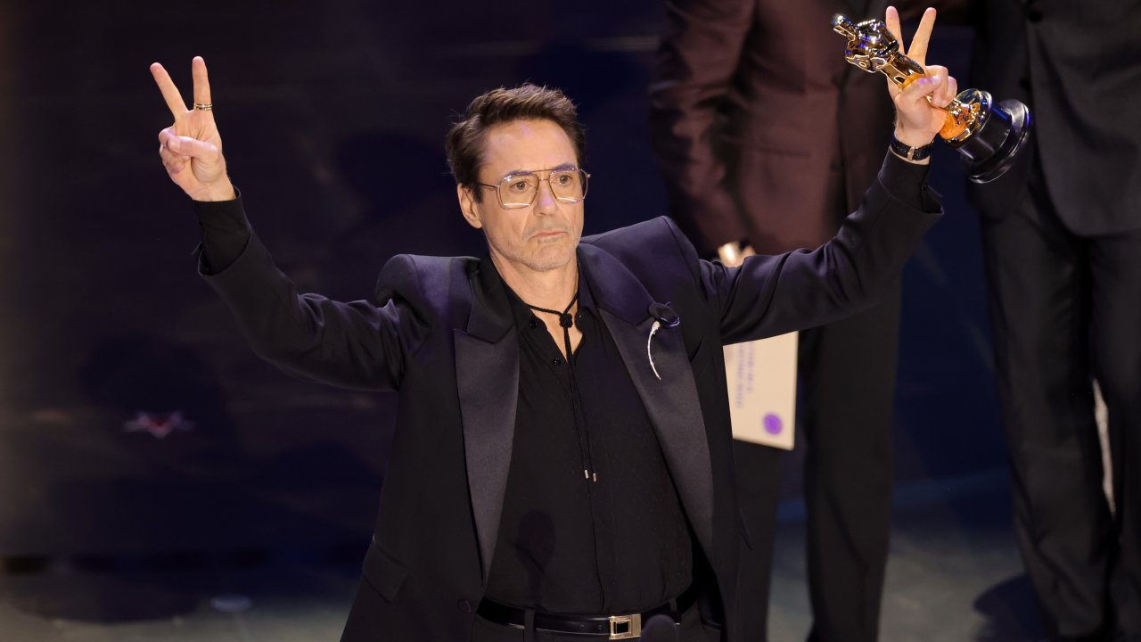 Robert Downey Jr. vence Oscar pela primeira vez em sua carreira.