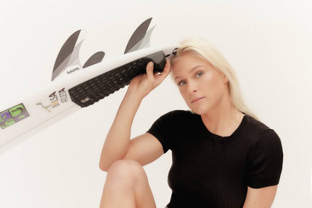 Conheça Tatiana Weston-Webb, brasileira que irá surfar nas Olimpíadas 2024