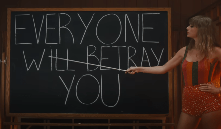 Taylor Swift usando body listrado colorido da Farm no clipe Anti Hero