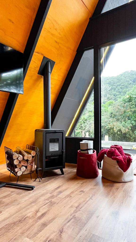 Chalé-lareira-Teresópolis 3 chalés e cabanas do Airbnb para visitar no feriado
