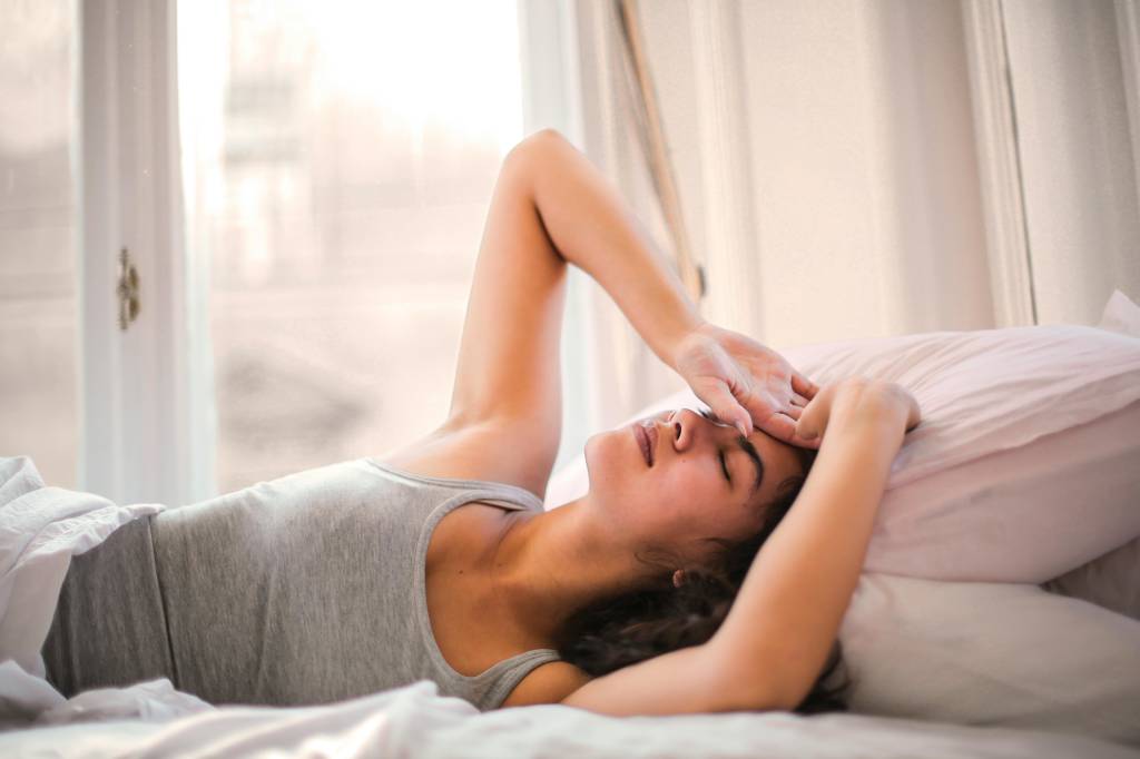 carga-mental-afeta-mulheres Mulher cansada e deitada na cama