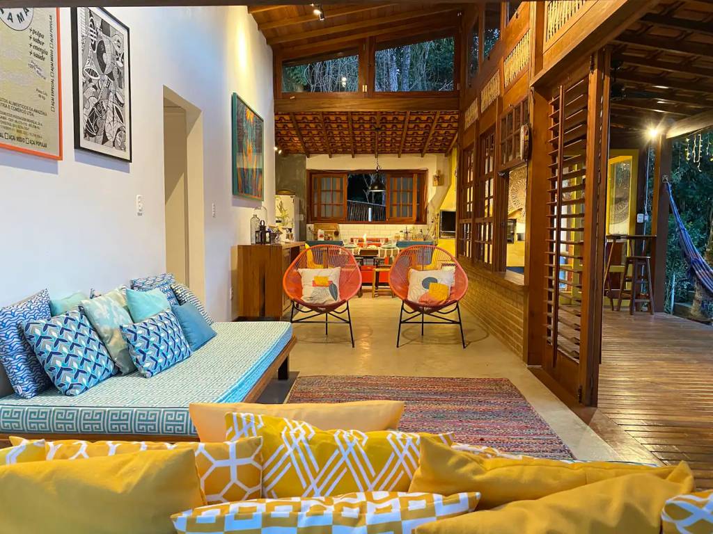 casa-dailha-sala-Paraty 3 chalés e cabanas do Airbnb para visitar no feriado