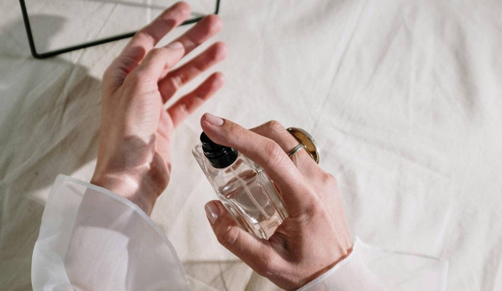 Como ficar cheirosa no calor? Descubra 9 dicas para cheirar bem