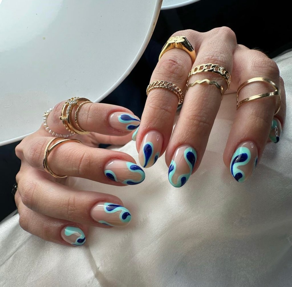 nail art ondulada azul