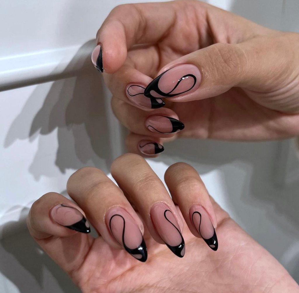 nail art ondulada preto com detalhes finos