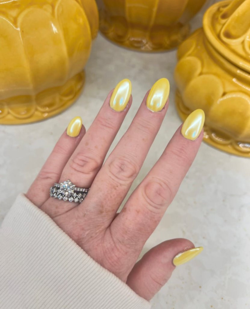 nail art amarela cintilante