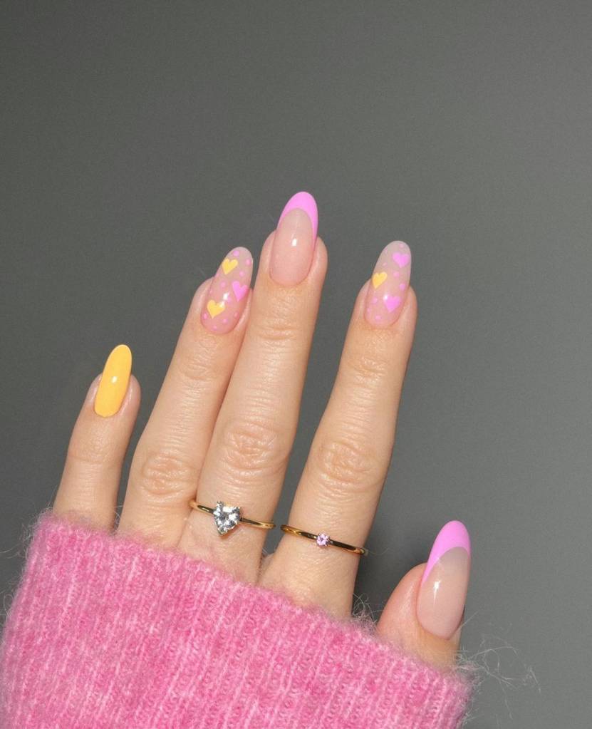 nail-arts-amarelas-com-desenhos-coração nail art amarela com desenhos de coração