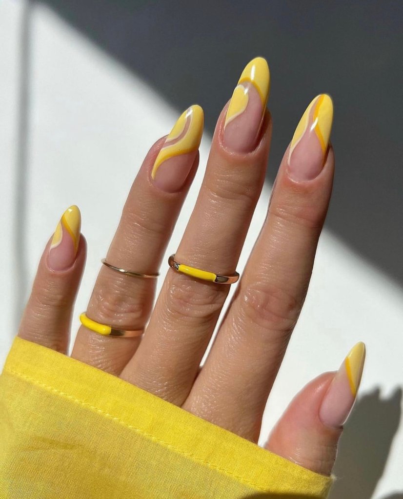 nail art amarela com ondulações