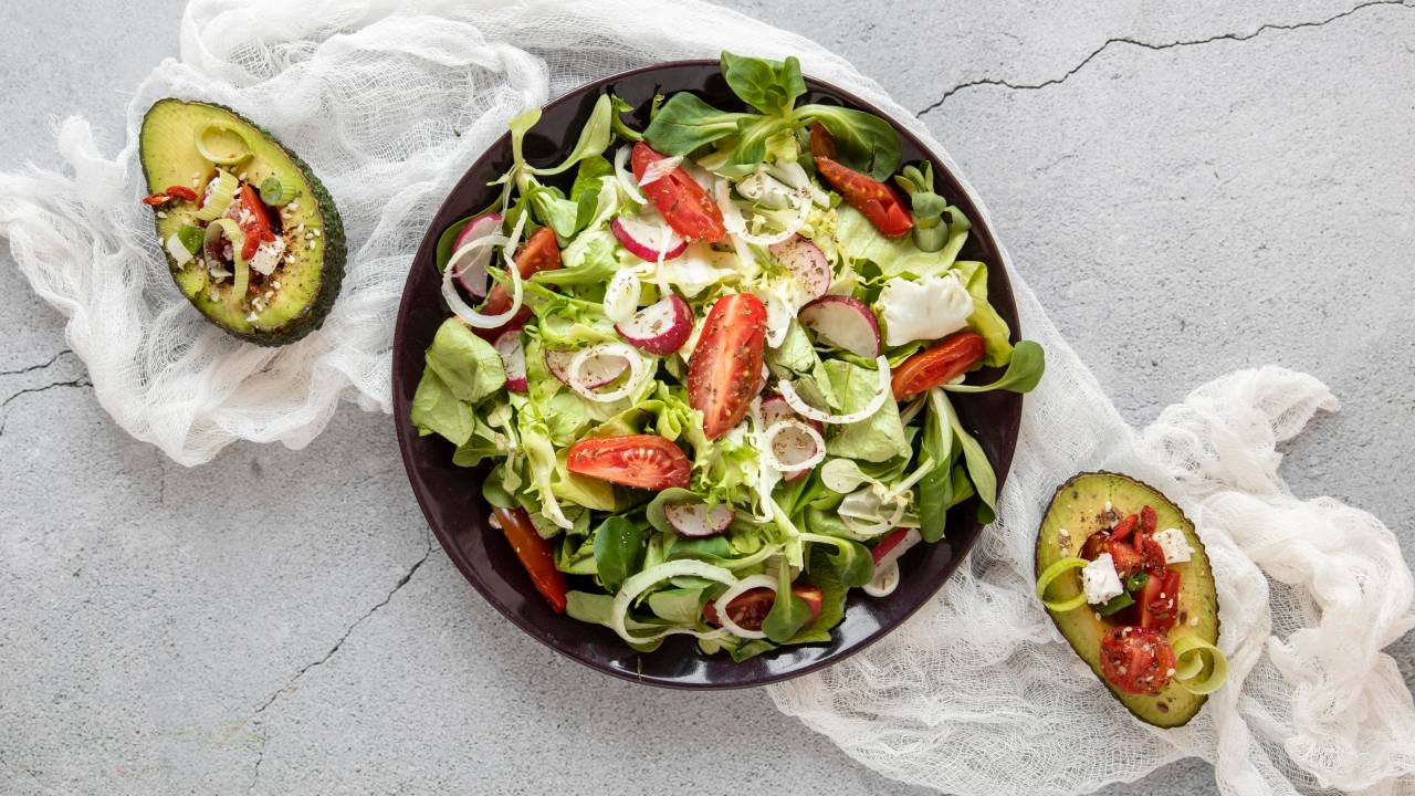Receita de salada caprese com abacate