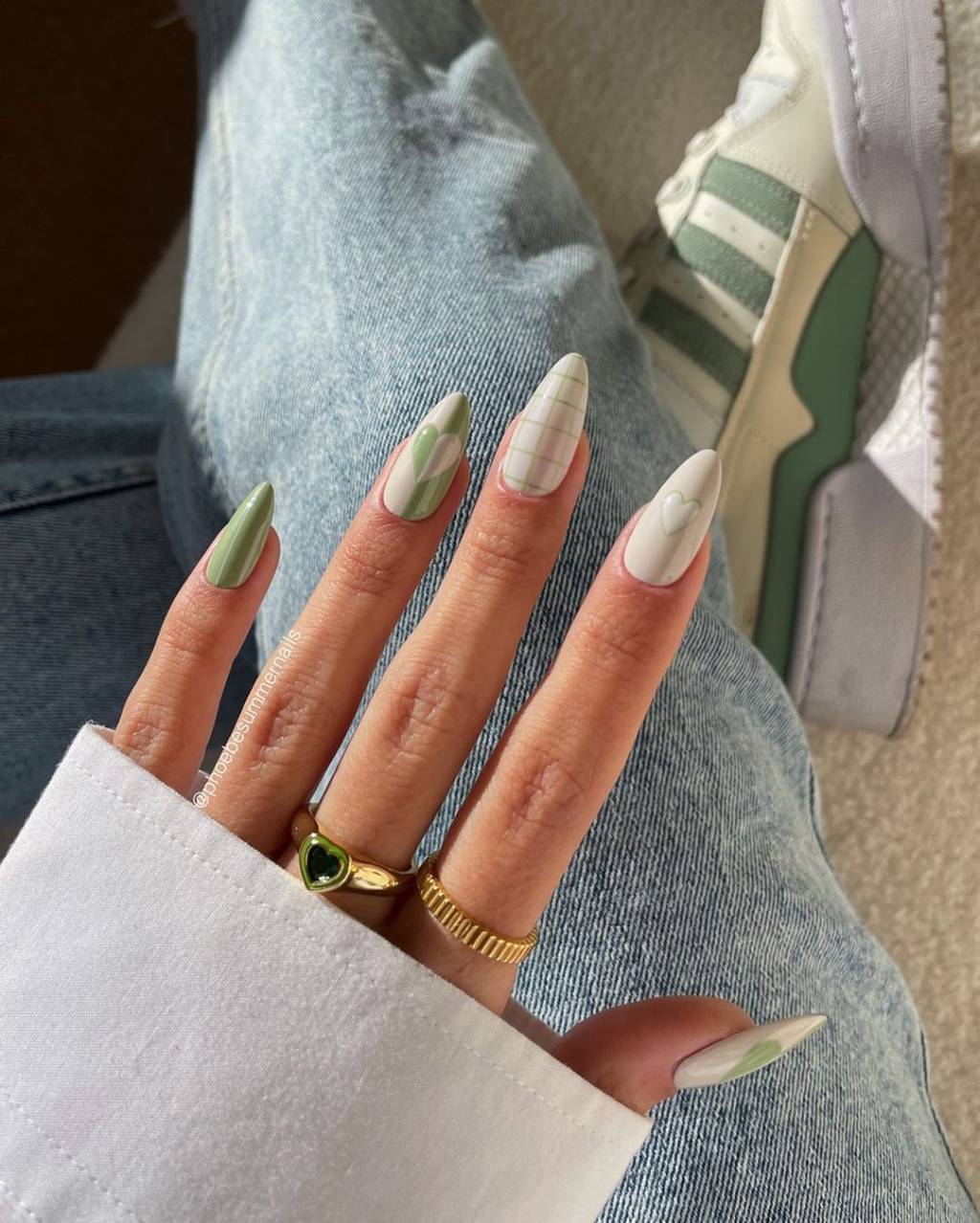 unha-branca-com-verde-e-elementos-3d Nail art elegante