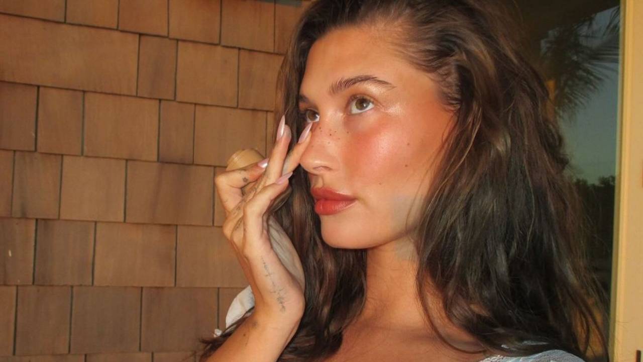 Hora do blush: Hailey Bieber em mais uma forte tendência de beleza