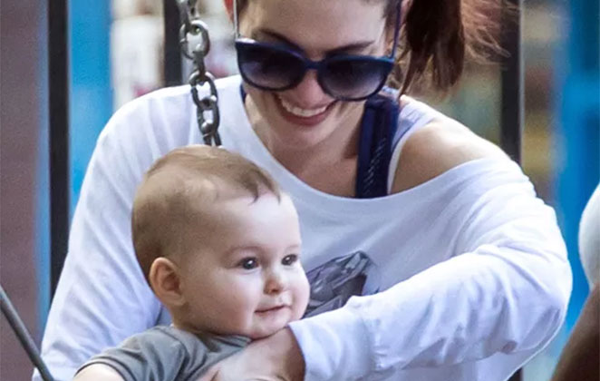 anne-hathaway-filho Anne Hathaway e o filho Jonathan.