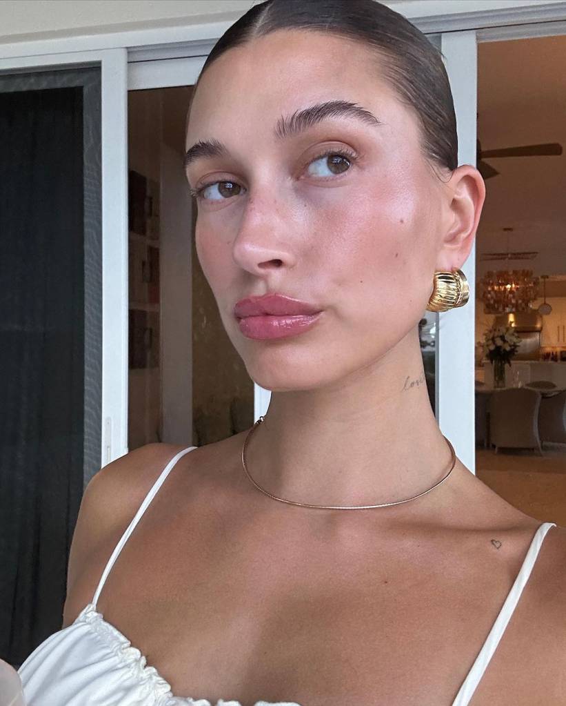blush-alto-Hailey-Bieber-maquiagem Hora do blush: Hailey Bieber em mais uma forte tendência de beleza