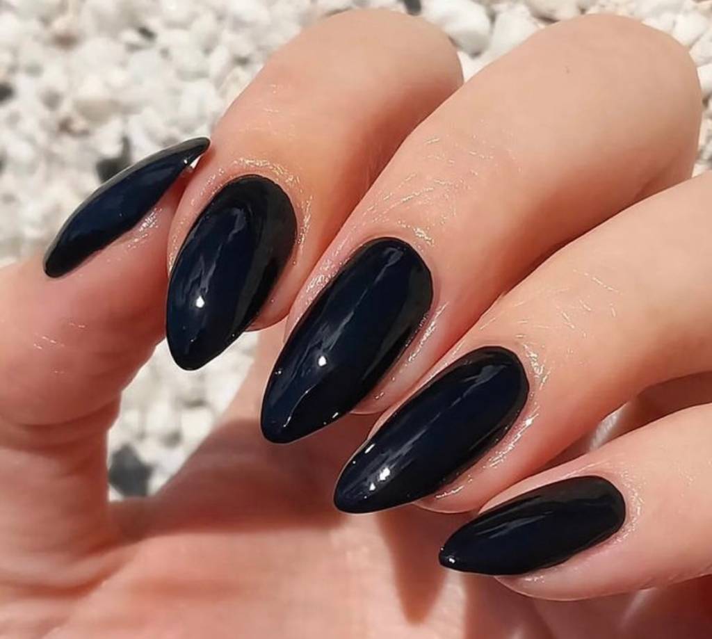 cores-de-esmalte-para-outono-2024-midnight-black cores esmaltes unhas de outono 2024