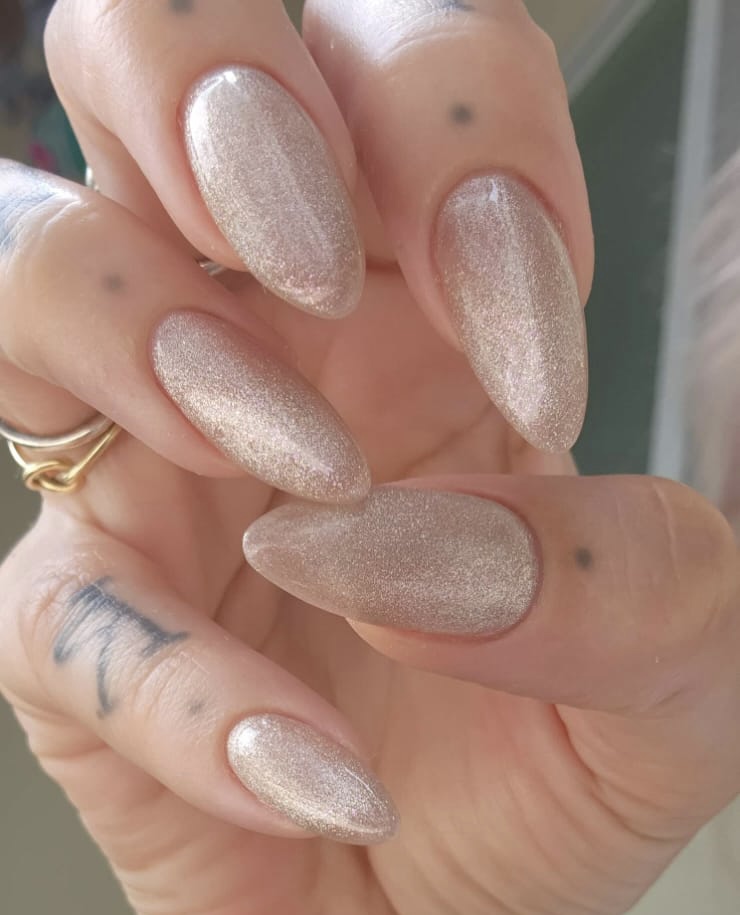 cores-de-esmalte-para-outono-2024-velvet-caramel cores esmalte unhas outono 2024