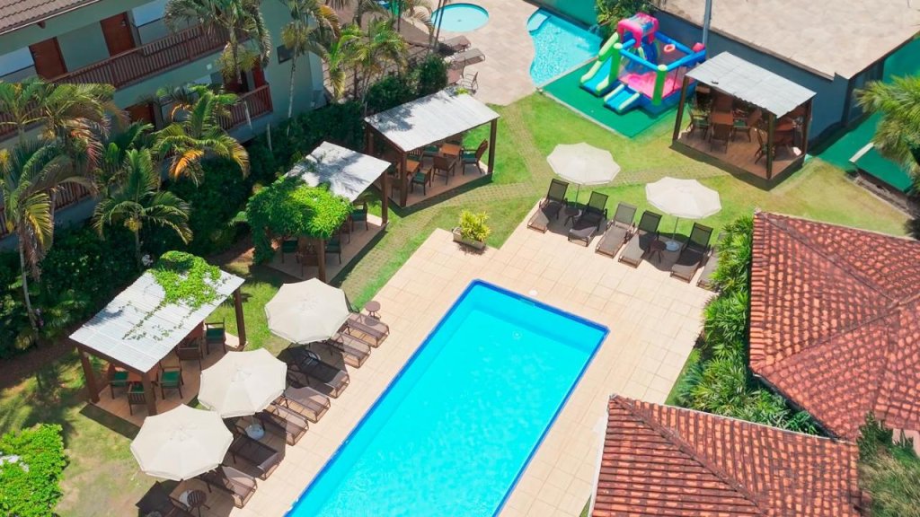 Ampla piscina do Hotel Ilhas do Caribe, em Guarujá