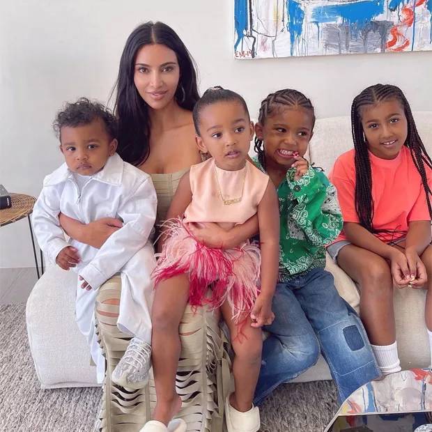 kim-kardashian-e-filhos Kim Kardashian ao lado dos filhos.