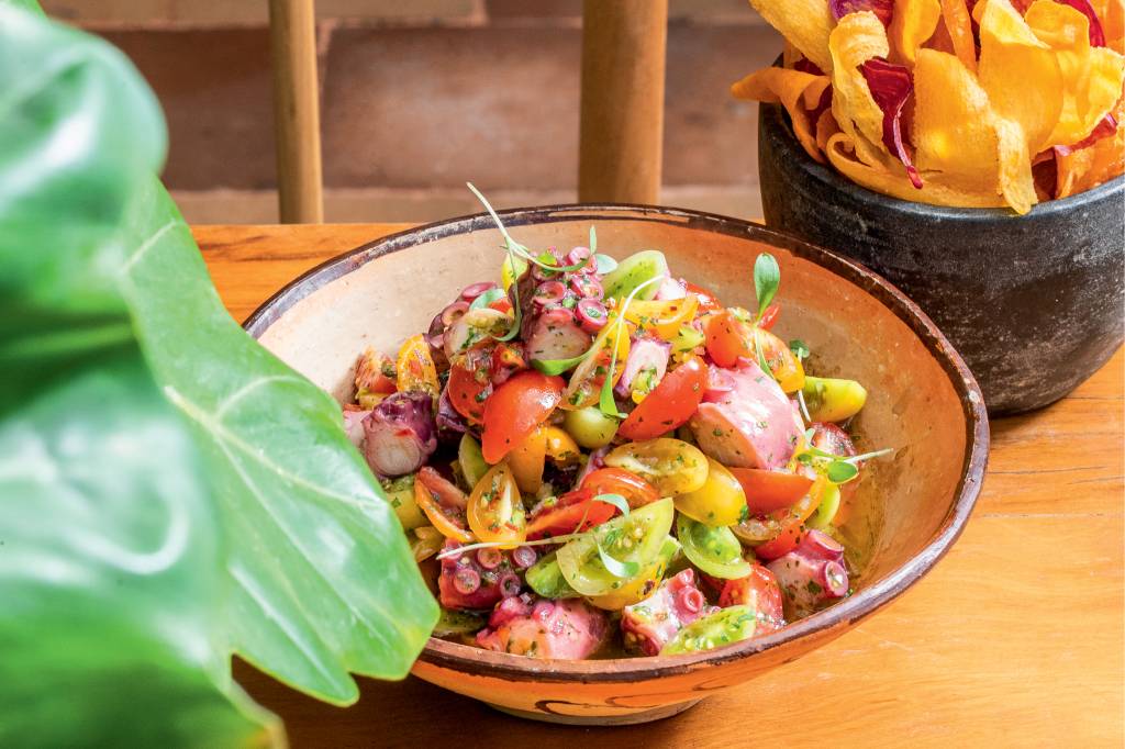 Em clima de quintal de casa, Ivan Santinho apresenta seu novo restaurante