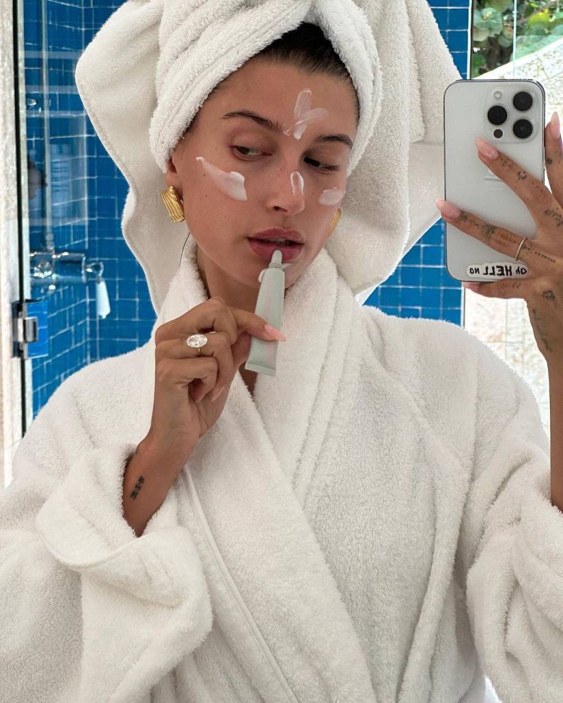 lábios-hidratados-Hailey-Bieber-skincare Hora do blush: Hailey Bieber em mais uma forte tendência de beleza