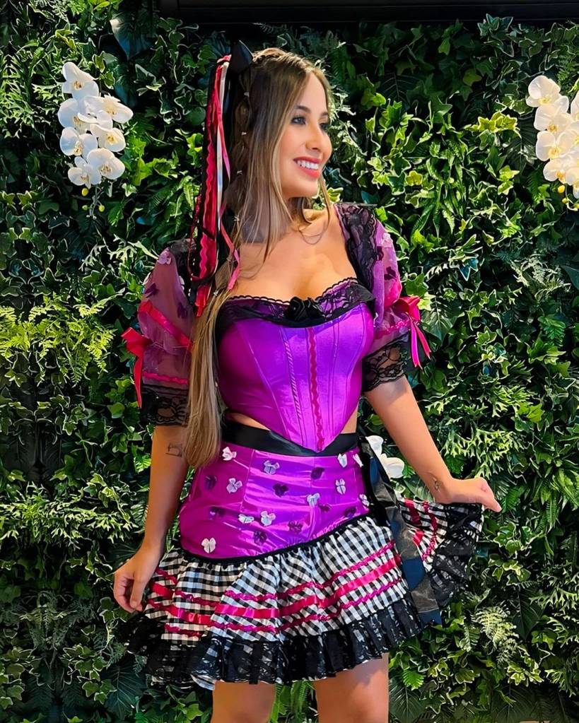 Look com cores góticas vai chamar a atenção na festa junina