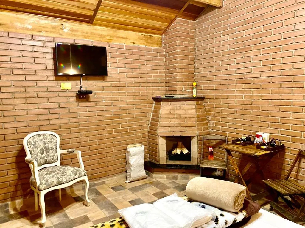 dias-das-mães-hoteis-sao-roque (1) Lareira em um dos quartos do Chalés Marinelli, em São Roque (SP), é opção para o Dia das Mães