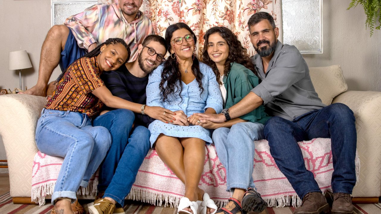 Dona Lurdes (Regina Casé, ao centro), da novela "Amor de Mãe", com seus 5 filhos