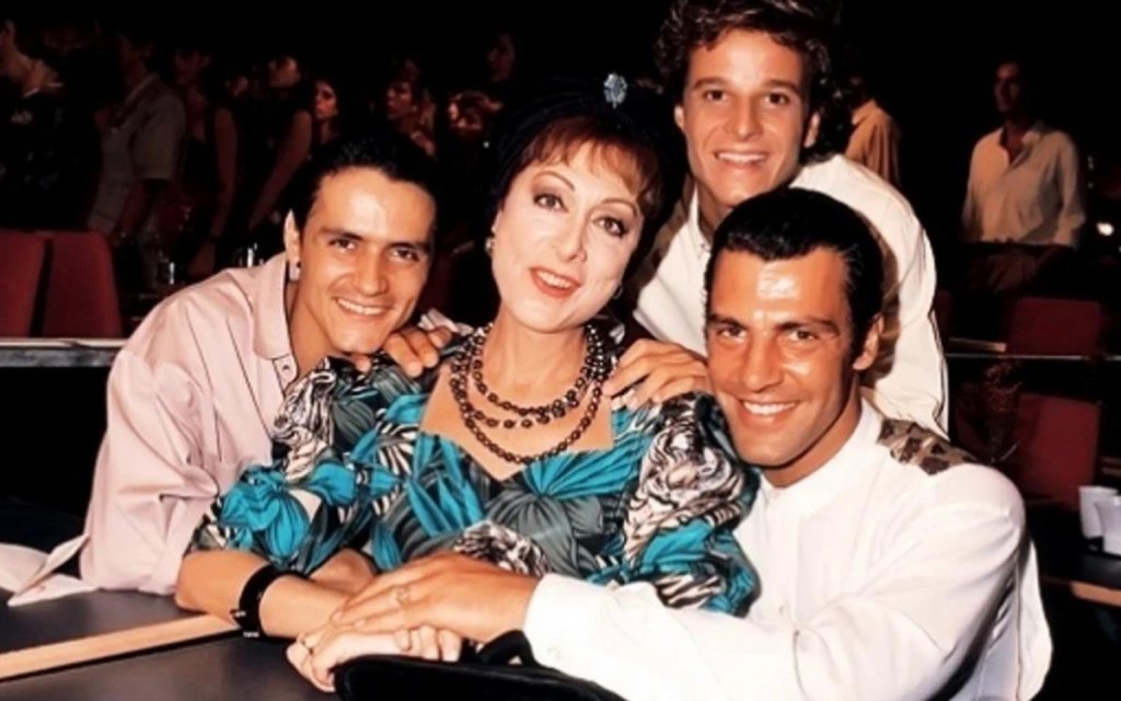 Aracy Balabanian com Jandir Ferrari (à esq.), Gerson Brenner (à dir.) e Marcello Novaes em cena da novela Rainha da Sucata (1990)