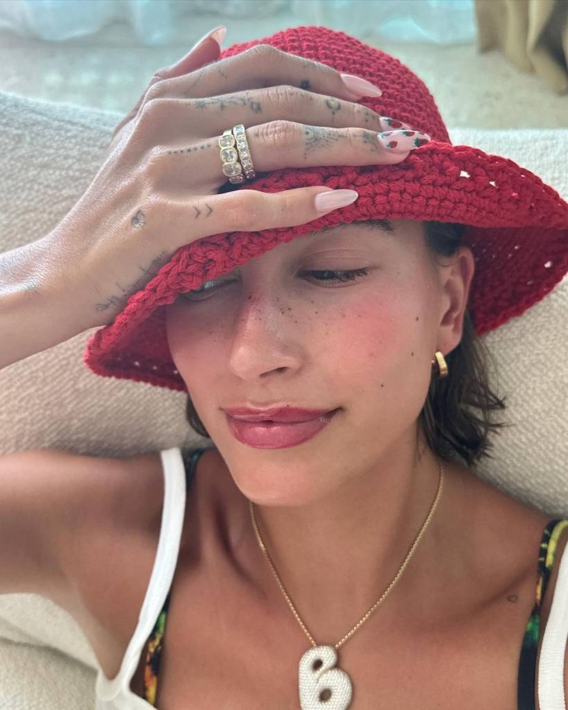 nail-art-unhas-Hailey-Bieber Hora do blush: Hailey Bieber em mais uma forte tendência de beleza